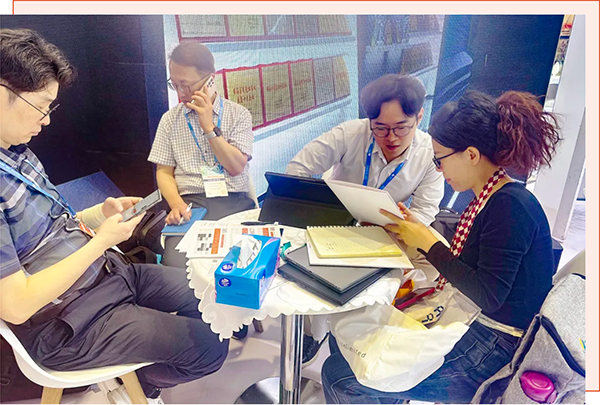 胶友科技与国际橡塑工业展览会参展商交流